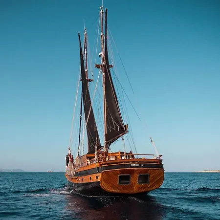 Wooden Boat- La Goletta Botel Barcelona