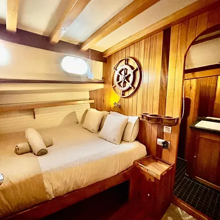 Wooden Boat- La Goletta Botel *