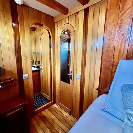 Wooden Boat- La Goletta Botel Barcelona