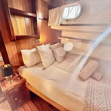 Botel Wooden Boat- La Goletta Barcelona