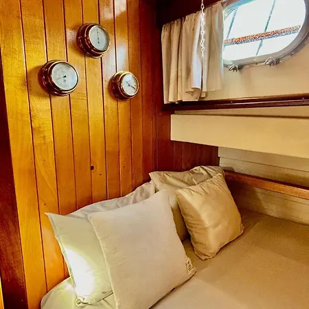 Botel Wooden Boat- La Goletta Barcelona