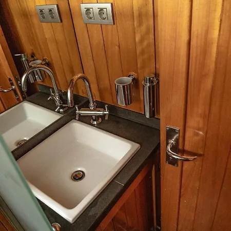 Wooden Boat- La Goletta Úszó hotel *