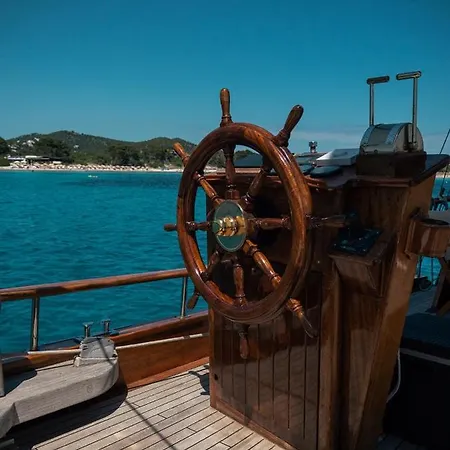 Wooden Boat- La Goletta Botel Barcelona