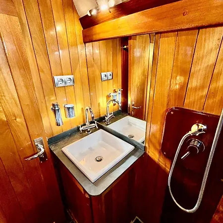 Wooden Boat- La Goletta * Βαρκελώνη