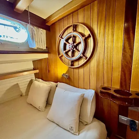 Wooden Boat- La Goletta Úszó hotel *