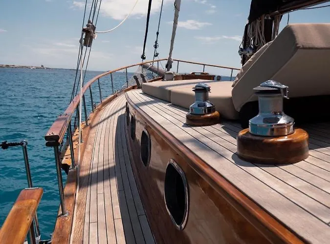 Wooden Boat- La Goletta *