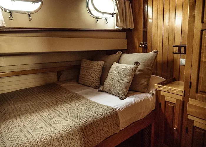 Πλωτό κατάλυμα Wooden Boat- La Goletta *
