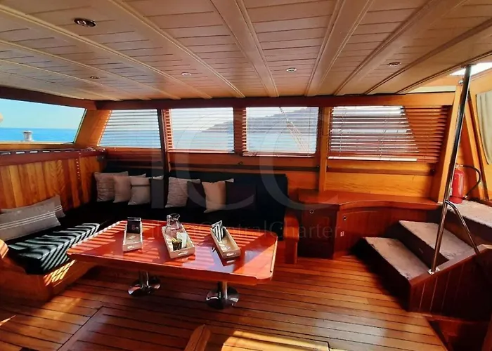 Wooden Boat- La Goletta Πλωτό κατάλυμα