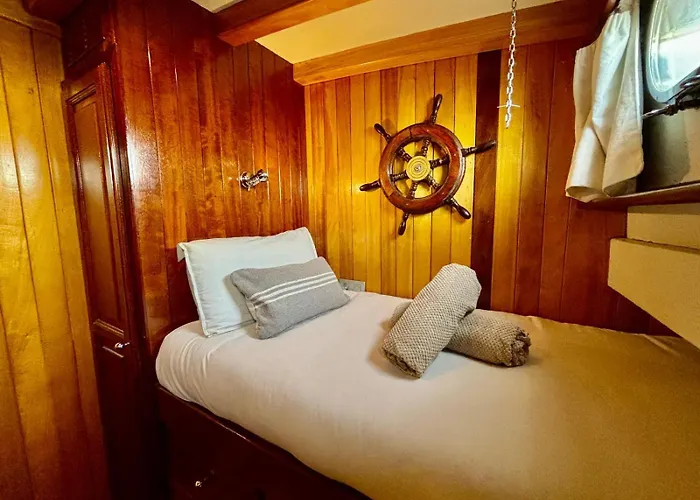 Wooden Boat- La Goletta Πλωτό κατάλυμα