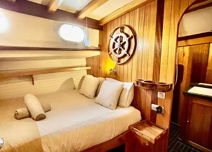Wooden Boat- La Goletta Πλωτό κατάλυμα *