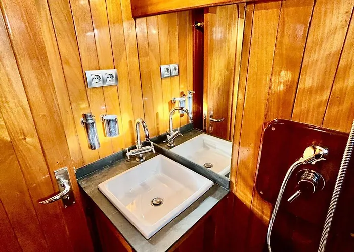 Wooden Boat- La Goletta * Βαρκελώνη